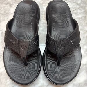 Women’s black Sperry flip flops